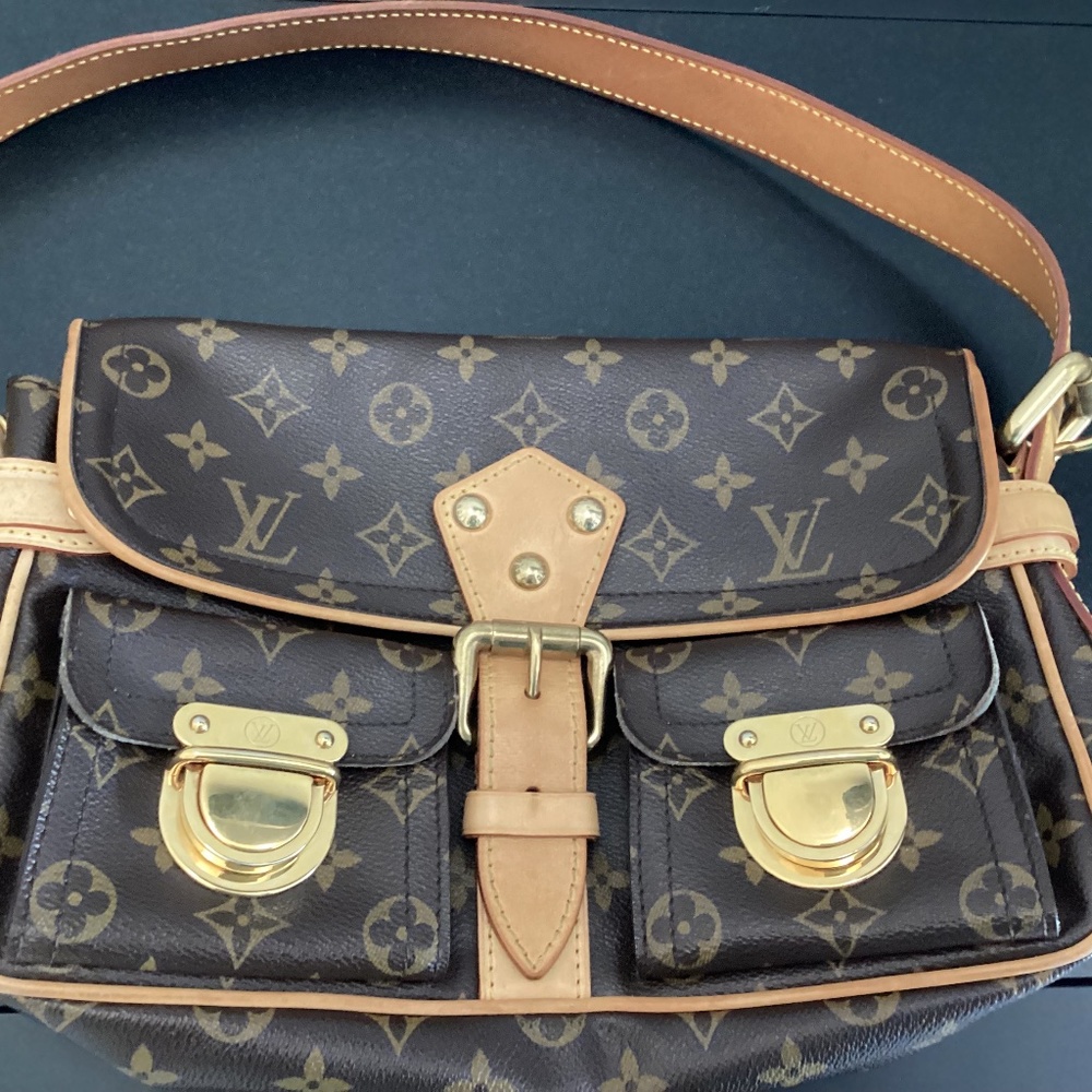 Louis Vuitton Hudson   Extremely Clean
